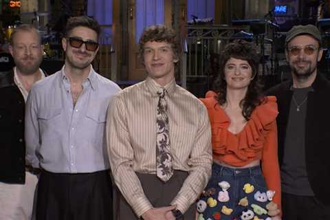 ‘SNL’ Star Tells Connor Storrie That ‘Heated Rivalry’ Is Just Like Her Relationship With Mumford..