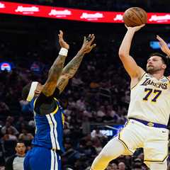 Lakers get back on track, defeat Warriors to end losing streak