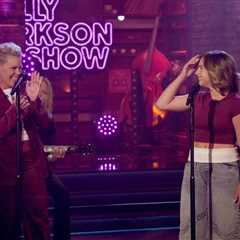 Watch P!nk Team Up With Daughter Willow for Epic Broadway Duet as She Guest-Hosts ‘The Kelly..