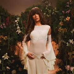 Ella Langley Tops Hot 100 for Third Week With ‘Choosin’ Texas,’ Tying Taylor Swift for Country..