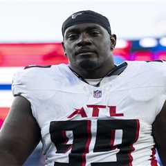 Giants sign defensive tackle Sam Roberts to chip away at glaring need