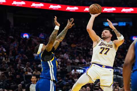 Lakers get back on track, defeat Warriors to end losing streak