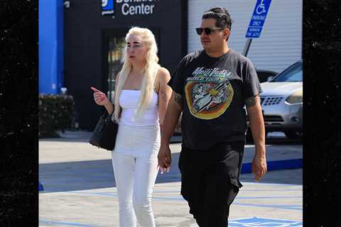 Amanda Bynes & Boyfriend Go Shopping Together at Goodwill