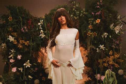 Ella Langley Tops Hot 100 for Third Week With ‘Choosin’ Texas,’ Tying Taylor Swift for Country..