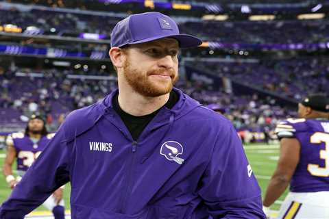 Carson Wentz re-signing with Vikings in curious QB development