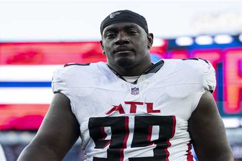 Giants sign defensive tackle Sam Roberts to chip away at glaring need