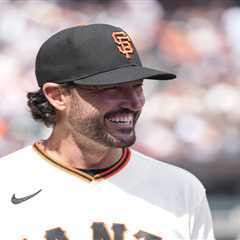 Giants’ Tony Vitello celebrates first MLB win with beer shower