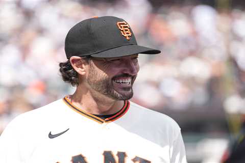 Giants’ Tony Vitello celebrates first MLB win with beer shower