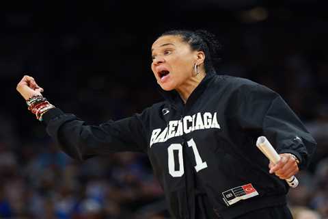 Dawn Staley asks for fans to do one thing after speaking to Geno Auriemma following flap