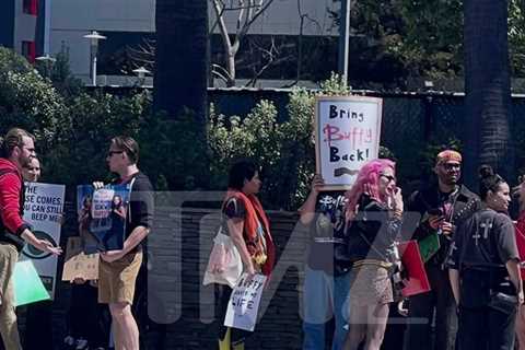 'Buffy the Vampire Slayer' Fans Picket Hulu Office Demanding Reboot Revival