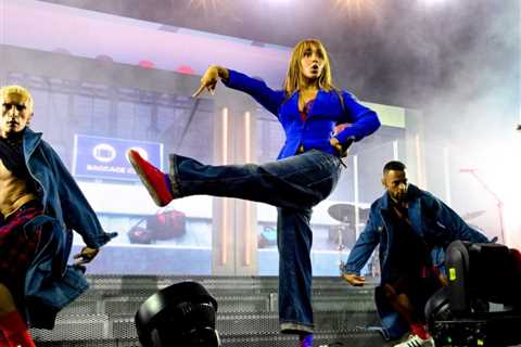 PinkPantheress’ UGG Shoes at Coachella Nailed One of Fashion’s Hottest Trends