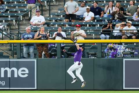 MLB fan’s wild diving effort for foul ball stuns social media users