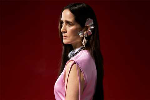 Latin Women in Music 2026: Julieta Venegas Dedicates Award to Those Facing Separation ‘Due to..