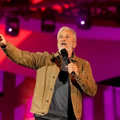 Jon Stewart & Seth Rogen Blast Ye Over His Music Comeback: ‘Seriously, F–k That Guy’