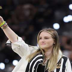Spurs fan hilariously mocks Thunder’s Shai Gilgeous-Alexander with ‘Best Flopper’ trophy at Game 4