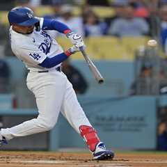 Mookie Betts’ big day in Dodgers’ win overshadowed by injury to Kike Hernandez