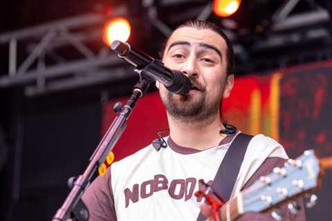 Fame Freaked Noah Kahan Out So Much He Considered Becoming a Substitute Teacher or a Golf Course..