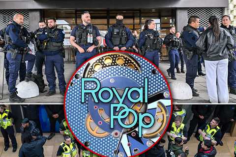 New York Cops Pepper Spray Packed Mall Crowd Over Watch Release