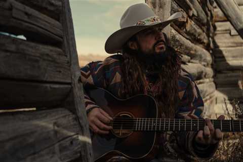 Ian Munsick’s Guitar Fiddling Leads to His Triple Tigers Bow With ‘Love Is Blind’: ‘My Biggest M.O. ..