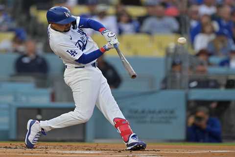 Mookie Betts’ big day in Dodgers’ win overshadowed by injury to Kike Hernandez
