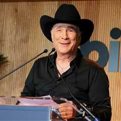 Clint Black Presents Riley Green With the Hitmaker Award | Country Power Players 2026