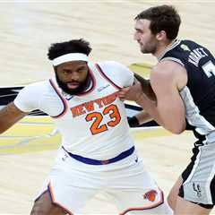 Mitchell Robinson solid off  bench in Knicks’ Game 1 win but hand injury mystery remains