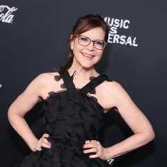 Lisa Loeb Joins Belinda Carlisle & More for Women’s Rock Camp & Fantasy Songwriter Camp Lineup