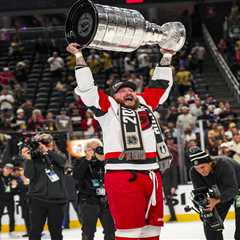 Nicolas Deslauriers re-signs with Hurricanes during parade: ‘Two more f–king years’