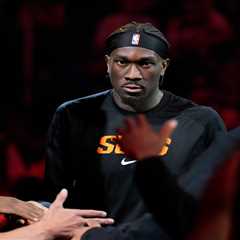 Suns re-signing starting center Mark Williams to fully guaranteed deal