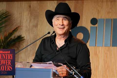 Clint Black Presents Riley Green With the Hitmaker Award | Country Power Players 2026