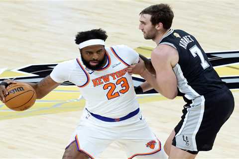 Mitchell Robinson solid off  bench in Knicks’ Game 1 win but hand injury mystery remains