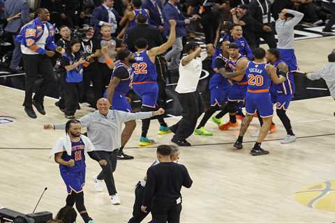 Handshake line difference between Knicks and Spurs says everything
