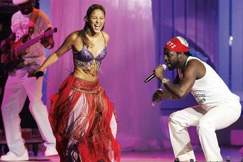Chart Rewind: In 2006, Shakira’s ‘Hips Don’t Lie’ Hit No. 1 on the Hot 100
