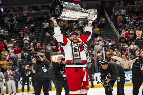 Nicolas Deslauriers re-signs with Hurricanes during parade: ‘Two more f–king years’
