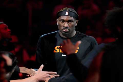 Suns re-signing starting center Mark Williams to fully guaranteed deal