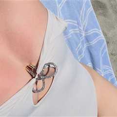 Beachside Baddie -- Guess The Hot 'Modern Family' Actress!