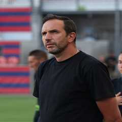 Gotham FC coach Juan Carlos Amoros stepping away for seven-week parental leave with team in middle..