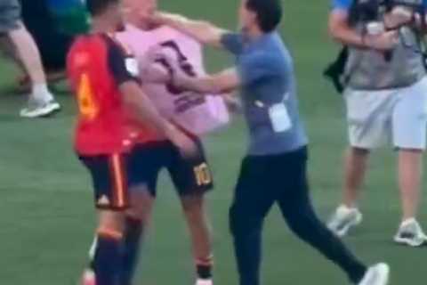 Argentina coach appears to punch Spain player after embarassing loss