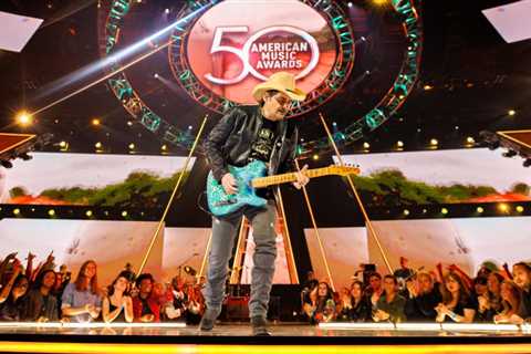 Brad Paisley Didn’t Mind the Slow-Drip ‘Cat-and-Mouse Game’ Over Details of Taylor Swift & Travis..