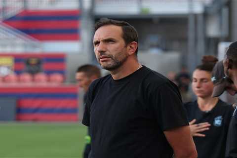 Gotham FC coach Juan Carlos Amoros stepping away for seven-week parental leave with team in middle..