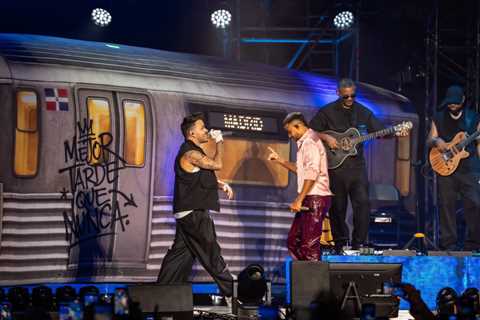 ‘¡Que Viva la Bachata!’ Romeo Santos & Prince Royce Celebrate the Genre in Front of 54,000 Fans..