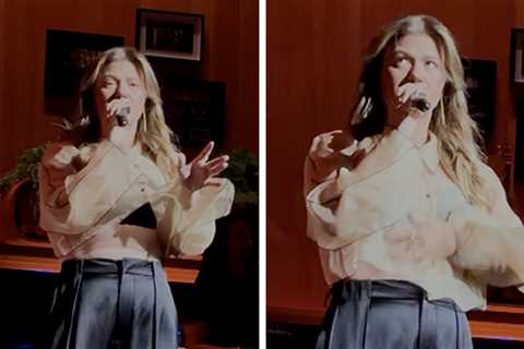 Kelly Clarkson Jokes About Having 'Small' Boobs on Stage