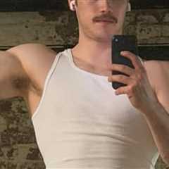 Guess The Heartthrob Flexing His Muscles In This Sexy Mirror Selfie