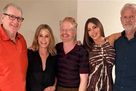 ‘Modern Family’ Cast Reunites in Series of Sweet Photos