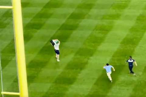 Palestinian flag-waving loon runs onto field at Yankee Stadium – Subway Series fans respond with..
