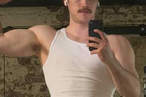 Guess The Heartthrob Flexing His Muscles In This Sexy Mirror Selfie