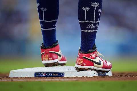 Did Miguel Rojas jinx the Dodgers? His bold World Series cleats are aging terribly